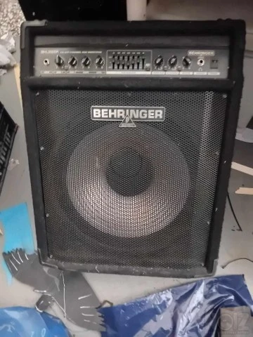 ενισχυτής μπάσου  behringer 300 watt com