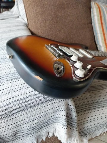 FENDER STRATOCASTER