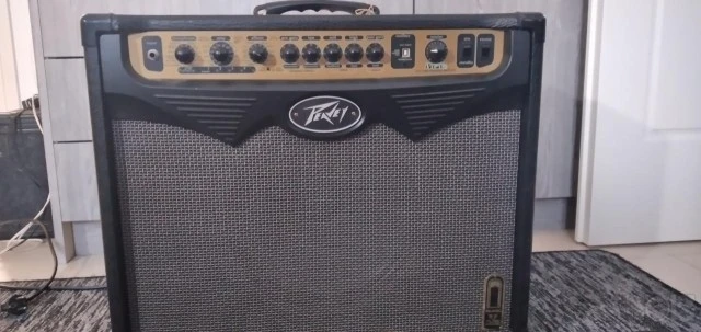 Πωλείται Peavey Vypyr Tube 60 (+foot con