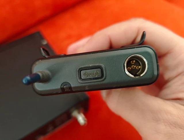 Shure Guitar / Mic wireless system SLX4 