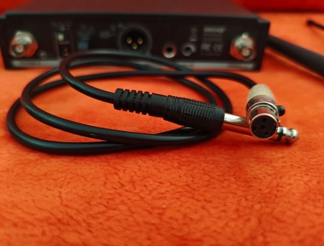 Shure Guitar / Mic wireless system SLX4 