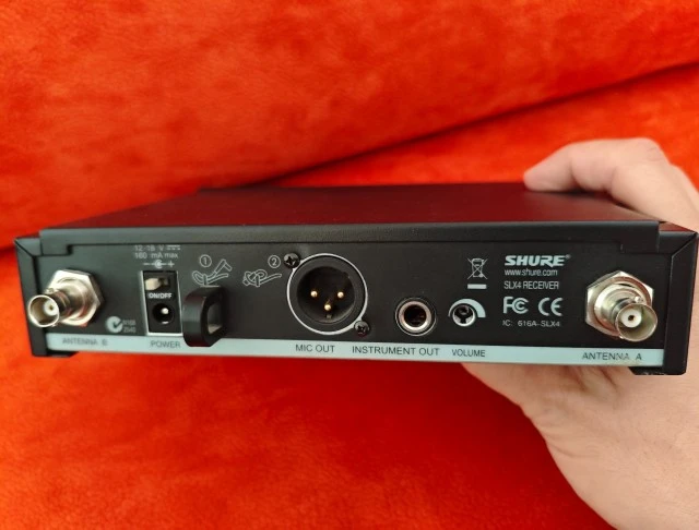 Shure Guitar / Mic wireless system SLX4 