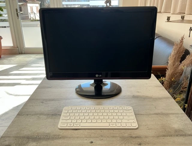 LG E2250V Monitor 22