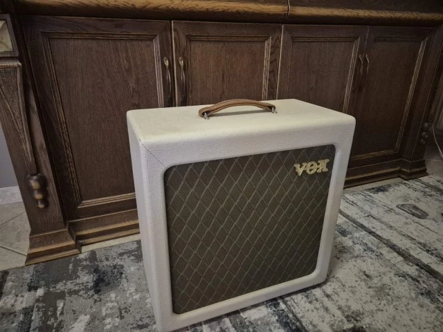 Vox V112HTV