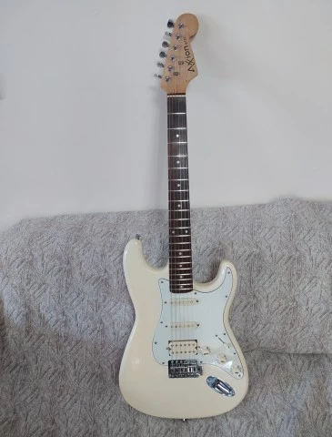 AXXION Std Stratocaster HSS Vintage White