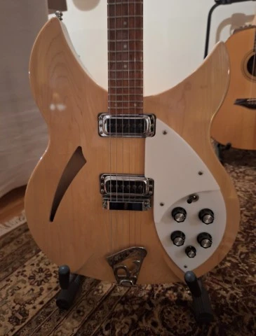 Rickenacker 330