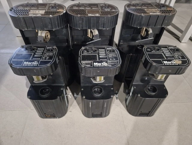 6 Φωτορυθμικά Martin με το Controller τους.