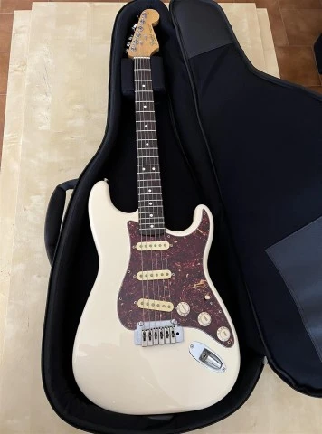 FENDER STRATOCASTER