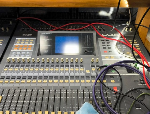 Διάλυση studio ηχογράφησης – Yamaha O2R 
