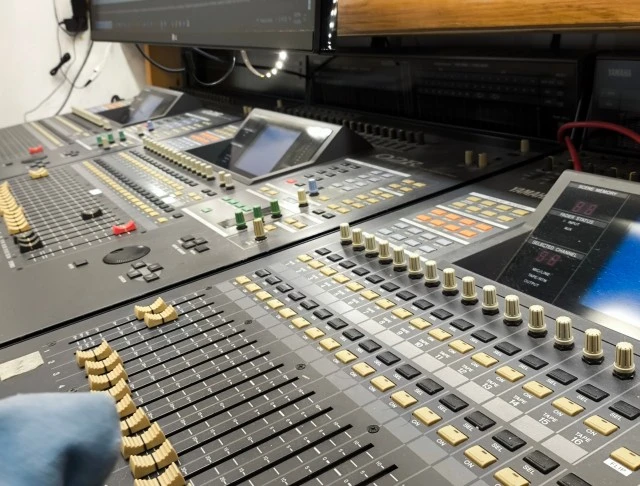 Διάλυση studio ηχογράφησης – Yamaha O2R 