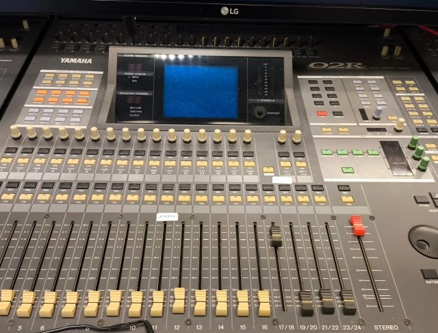 Διάλυση studio ηχογράφησης – Yamaha O2R 