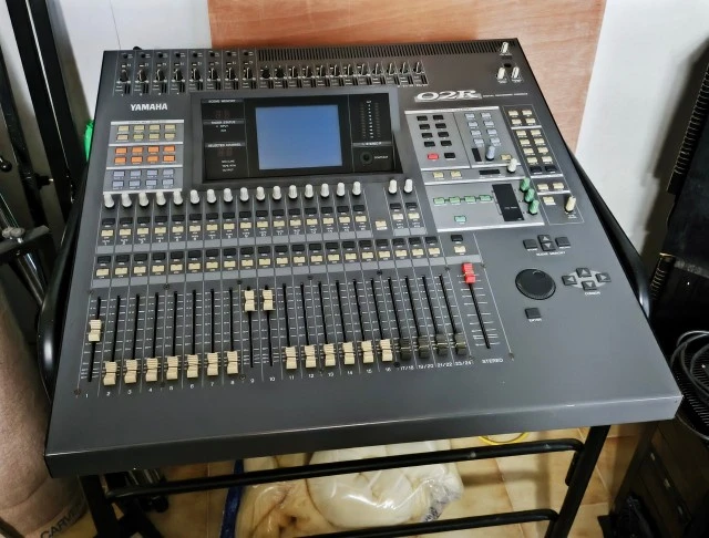 Διάλυση studio ηχογράφησης – Yamaha O2R 