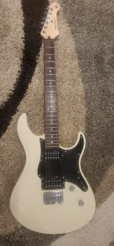 Yamaha Pacifica 120h