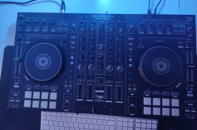 DENON MC7000 ΜΑΖΙ ΜΕ ΤΣΑΝΤΑ ΜΕΤΑΦΟΡΑΣ