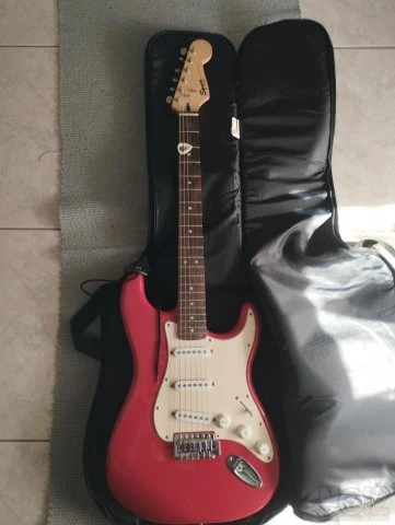 Πωλείται  squier ηλεκτρική κιθάρα