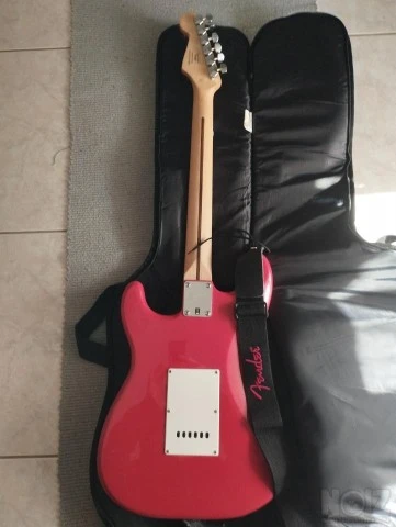 Πωλείται  squier ηλεκτρική κιθάρα