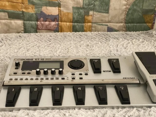 BOSS GT-10 GUITAR EFFECTS PROCESSOR