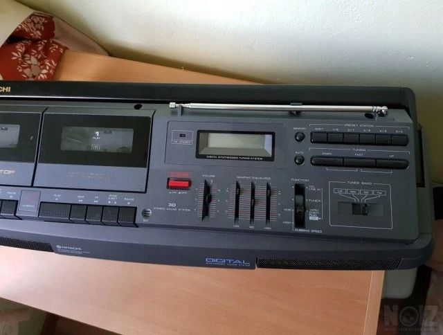 VINTAGE  BOOMBOX  HITACHI  TRK - 3D35E