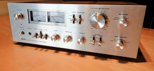 ΟΛΟΚΛΗΡΩΜΕΝΟΣ ΕΝΙΣΧΥΤΗΣ AKAI AM - 2800