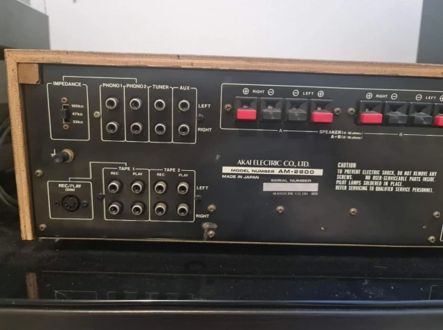 ΟΛΟΚΛΗΡΩΜΕΝΟΣ ΕΝΙΣΧΥΤΗΣ AKAI AM - 2800