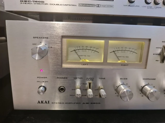 ΟΛΟΚΛΗΡΩΜΕΝΟΣ ΕΝΙΣΧΥΤΗΣ AKAI AM - 2800