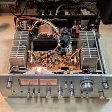 ΟΛΟΚΛΗΡΩΜΕΝΟΣ ΕΝΙΣΧΥΤΗΣ AKAI AM - 2800