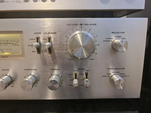ΟΛΟΚΛΗΡΩΜΕΝΟΣ ΕΝΙΣΧΥΤΗΣ AKAI AM - 2800