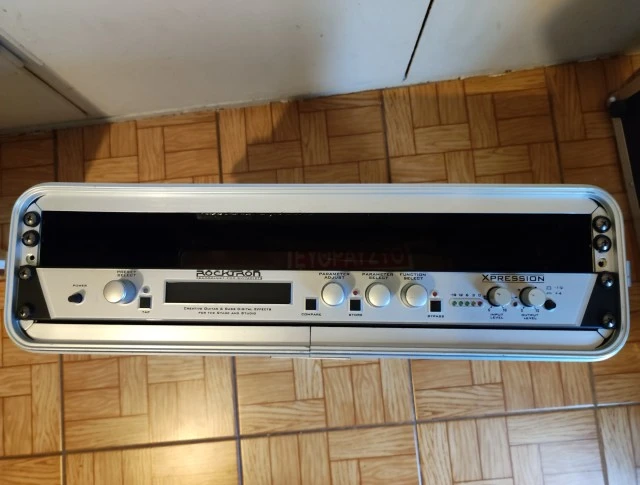 ROCKTRON XPRESSION ΚΑΙ ΡΑΚ 2U ΔΩΡΟ