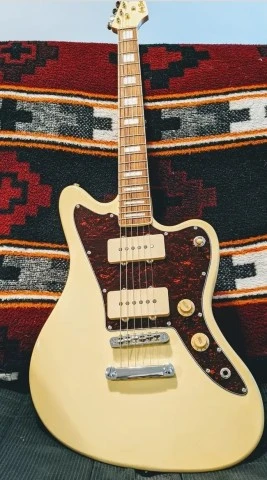 Πωλείται Harley Benton Jazzmaster και CH