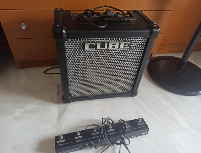 Roland Cube 40GX  με το footswitch του!!