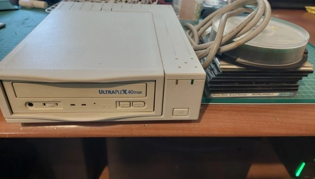 PLEXTOR 40x external SCSI CD-ROM drive