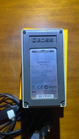 Θρυλικό Distortion BOSS DS-1 με τροφοδοτ
