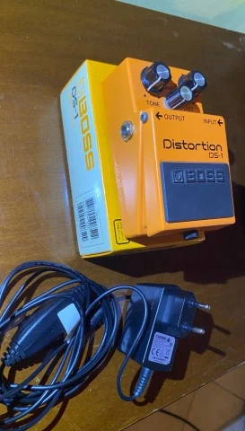 Θρυλικό Distortion BOSS DS-1 με τροφοδοτ