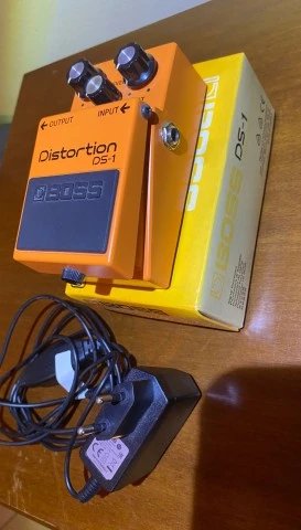 Θρυλικό Distortion BOSS DS-1 με τροφοδοτ