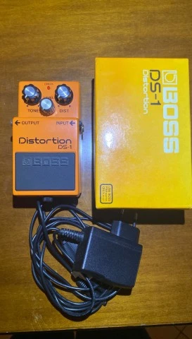 Θρυλικό Distortion BOSS DS-1 με τροφοδοτ