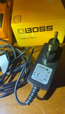 Θρυλικό Distortion BOSS DS-1 με τροφοδοτ