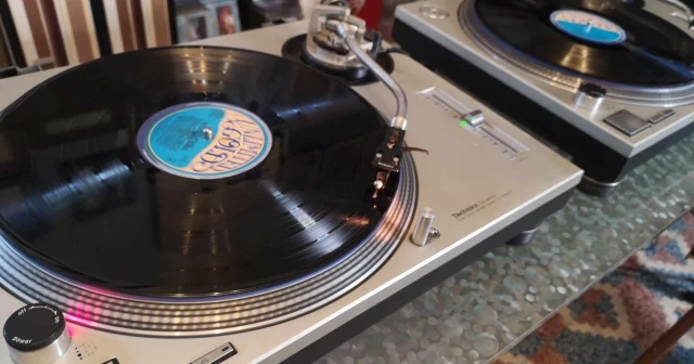 ΔΥΟ TECHNICS SL-1200 Mk2..( Σε Κατάσταση Βιτρίνας.)