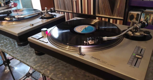 ΔΥΟ TECHNICS SL-1200 Mk2..( Σε Κατάσταση Βιτρίνας.)