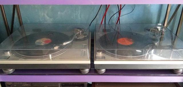 ΔΥΟ TECHNICS SL-1200 Mk2..( Σε Κατάσταση Βιτρίνας.)