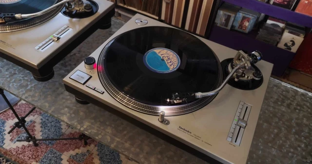 ΔΥΟ TECHNICS SL-1200 Mk2..( Σε Κατάσταση Βιτρίνας.)