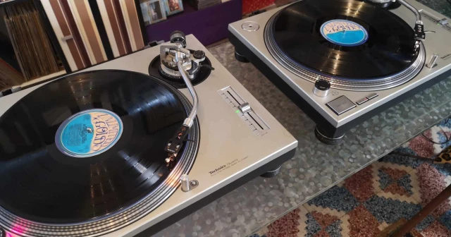 ΔΥΟ TECHNICS SL-1200 Mk2..( Σε Κατάσταση Βιτρίνας.)