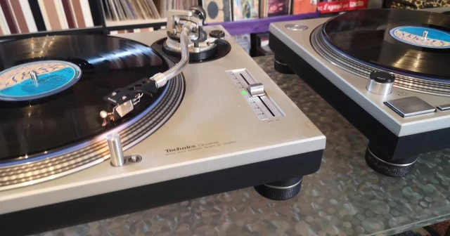 ΔΥΟ TECHNICS SL-1200 Mk2..( Σε Κατάσταση Βιτρίνας.)