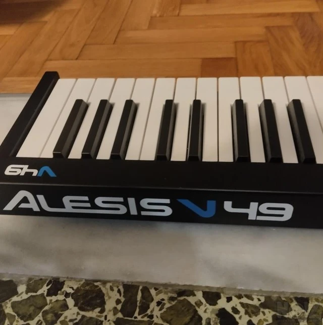 Alesis v49 midi