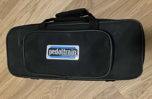 Pedaltrain mini με softcase 70€