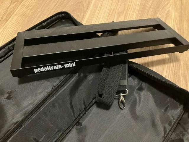 Pedaltrain mini με softcase 70€