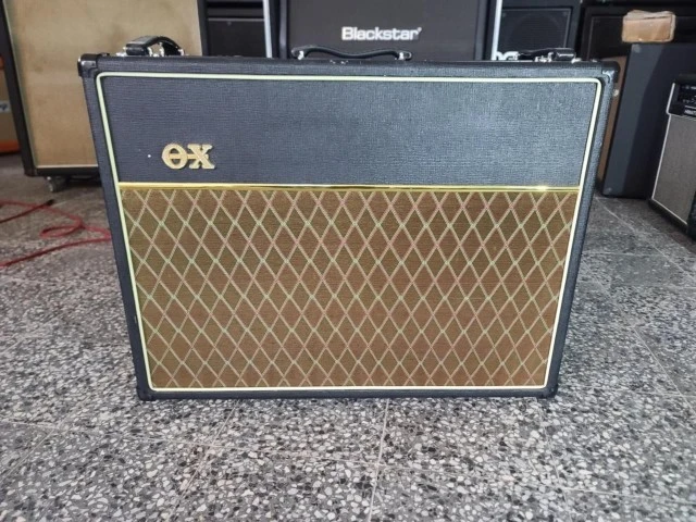VOX AC30 CC2 2x12 with leather case