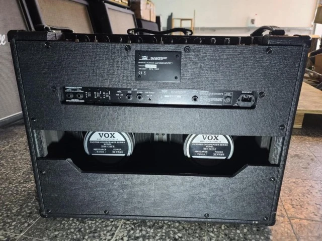 VOX AC30 CC2 2x12 with leather case