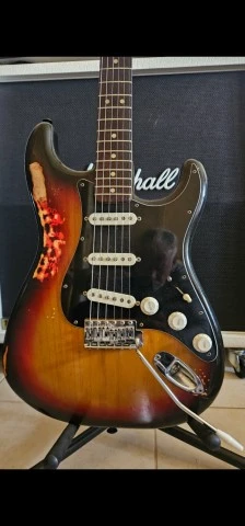 Fender stratocaster 1975