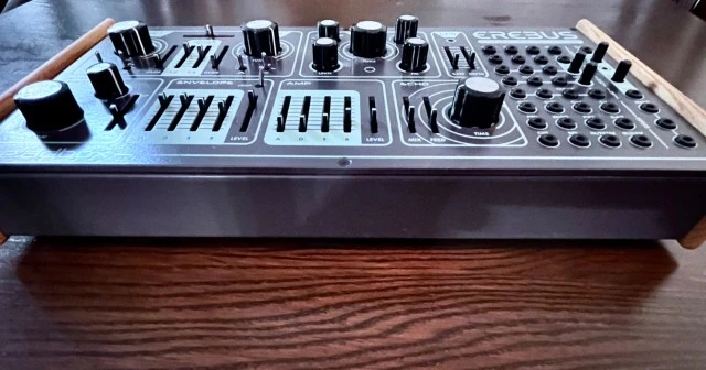 Dreadbox Erebus V3 σαν καινούργιο με κουτί και καλώδια