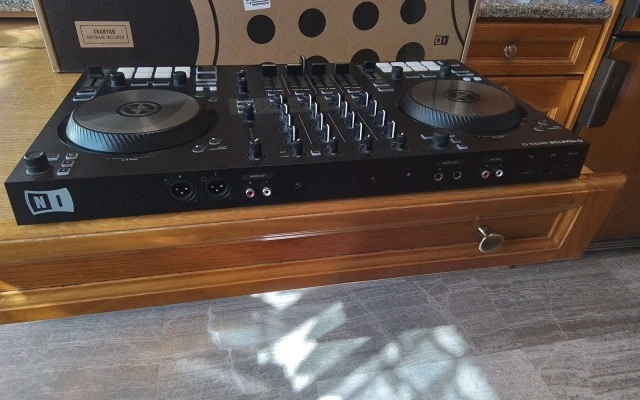 Native Instruments  Traktor control S3